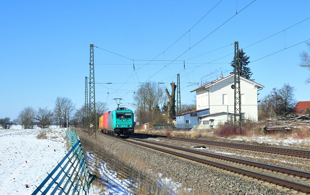 185 615-2 zieht bei Moosham einen Containerzug in Richtung Passau. 13.02.21