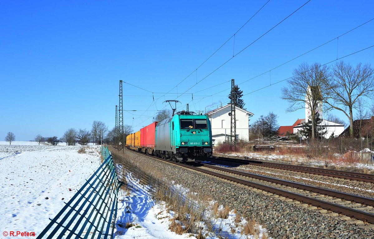 185 615-2 zieht bei Moosham einen Containerzug in Richtung Passau. 13.02.21