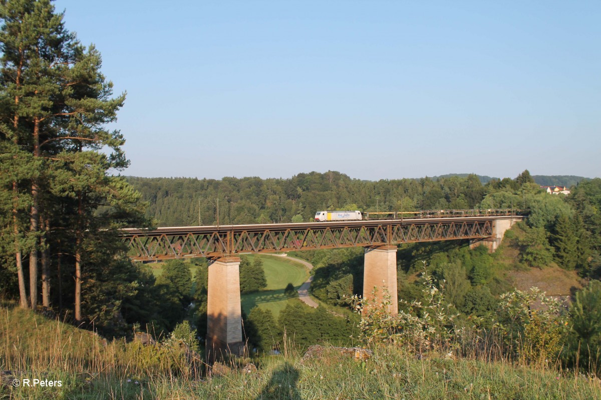 185 637-6 erreicht das Viadukt von Beratzhausen mit einem leeren Autotransportzug. 25.07.14