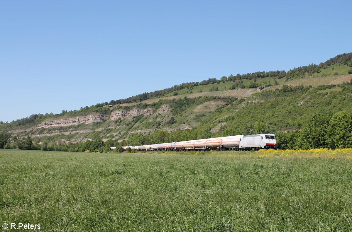 185 639-2 zieht bei Thüngersheim ein langen Gaskesselzug gen Süden. 02.06.21