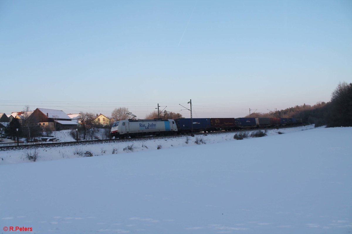 185 639-2 zieht ein Containerzug bei Edlhausen in Richtung Regensburg. 21.01.17