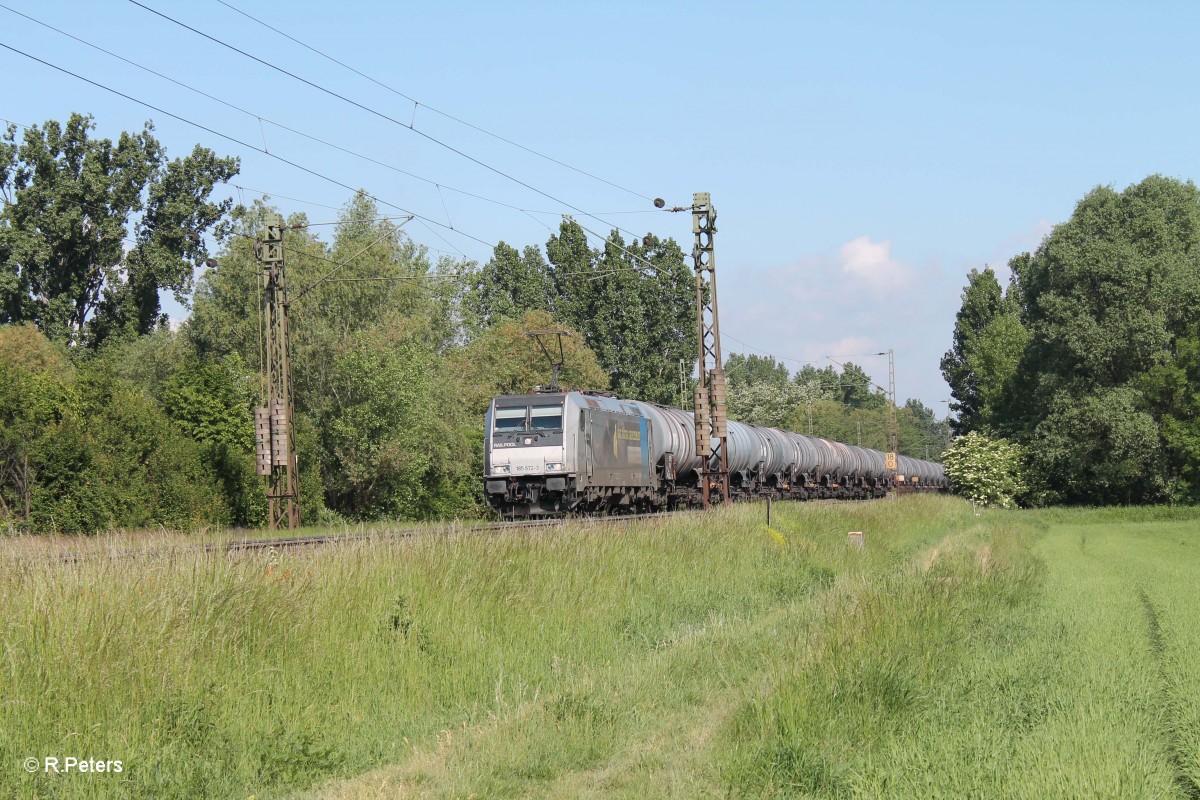 185 672-3 mit einem Kesselzug zwischen Nauheim und Groß-Gerau. 21.05.15