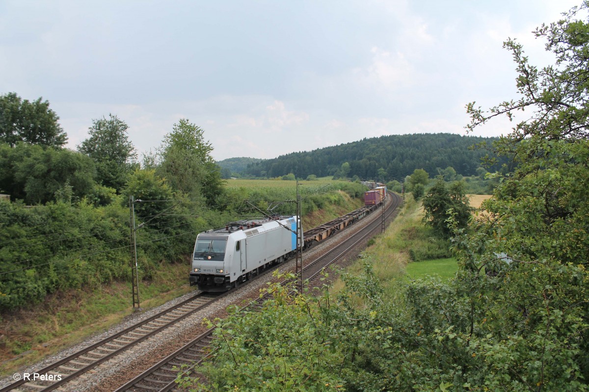 185 672-3 zieht bei Dettenhofen ein Containerzug richtung Nürnberg. 25.07.14