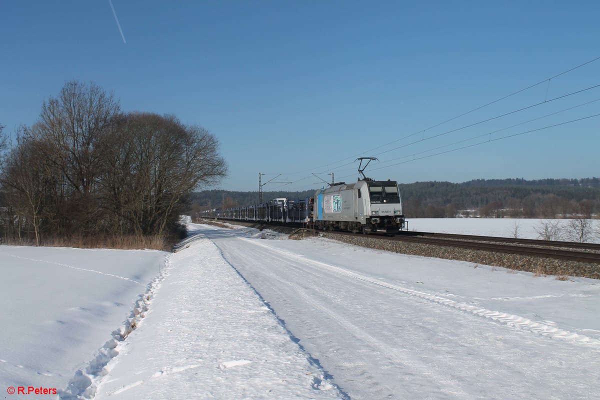 185 680-6  Lecker Technik  mit einem Autotransportzug bei Pölling. 26.01.17