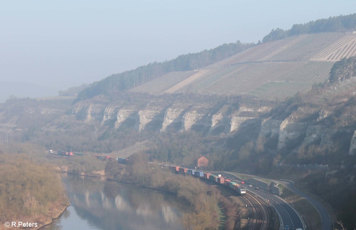 185 694-8 zieht mit einem Containerzug zwischen Karlstadt und Himmelstadt durchs Maintal. 16.03.17