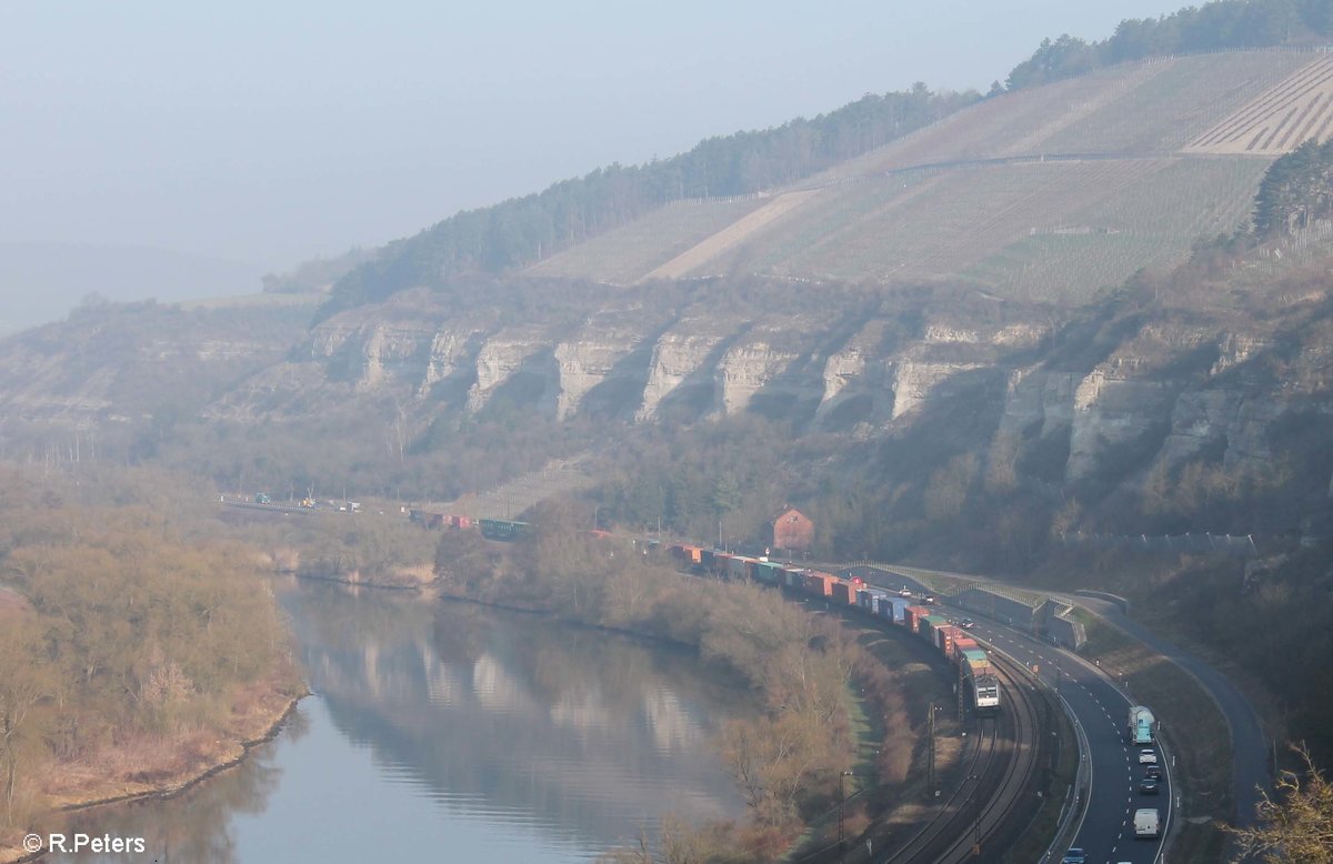 185 694-8 zieht mit einem Containerzug zwischen Karlstadt und Himmelstadt durchs Maintal. 16.03.17