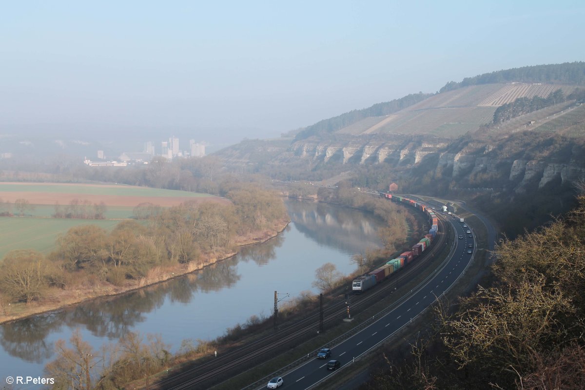 185 694-8 zieht mit einem Containerzug zwischen Karlstadt und Himmelstadt durchs Maintal. 16.03.17