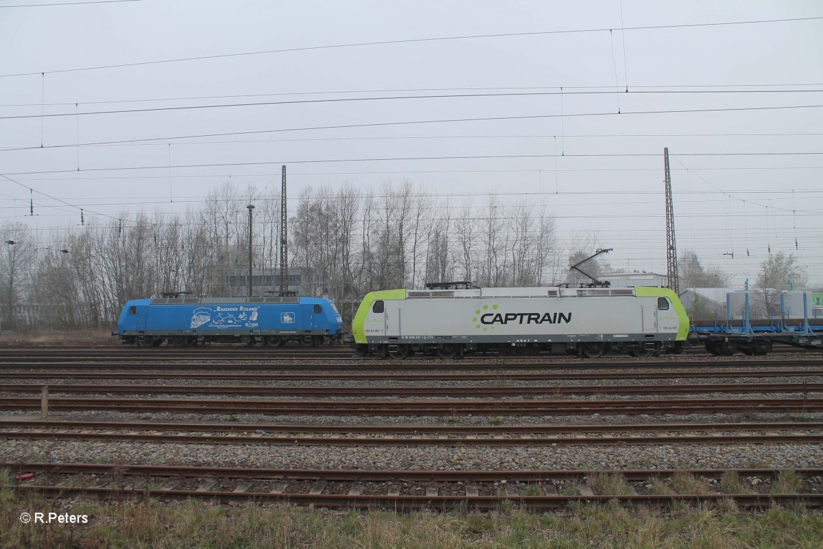 185 CL007 alias 185 507-1 Sir Rainer mit einem Stahlzug trifft auf 145 030-7 PRESS in Leipzig Schönefeld. 29.03.14