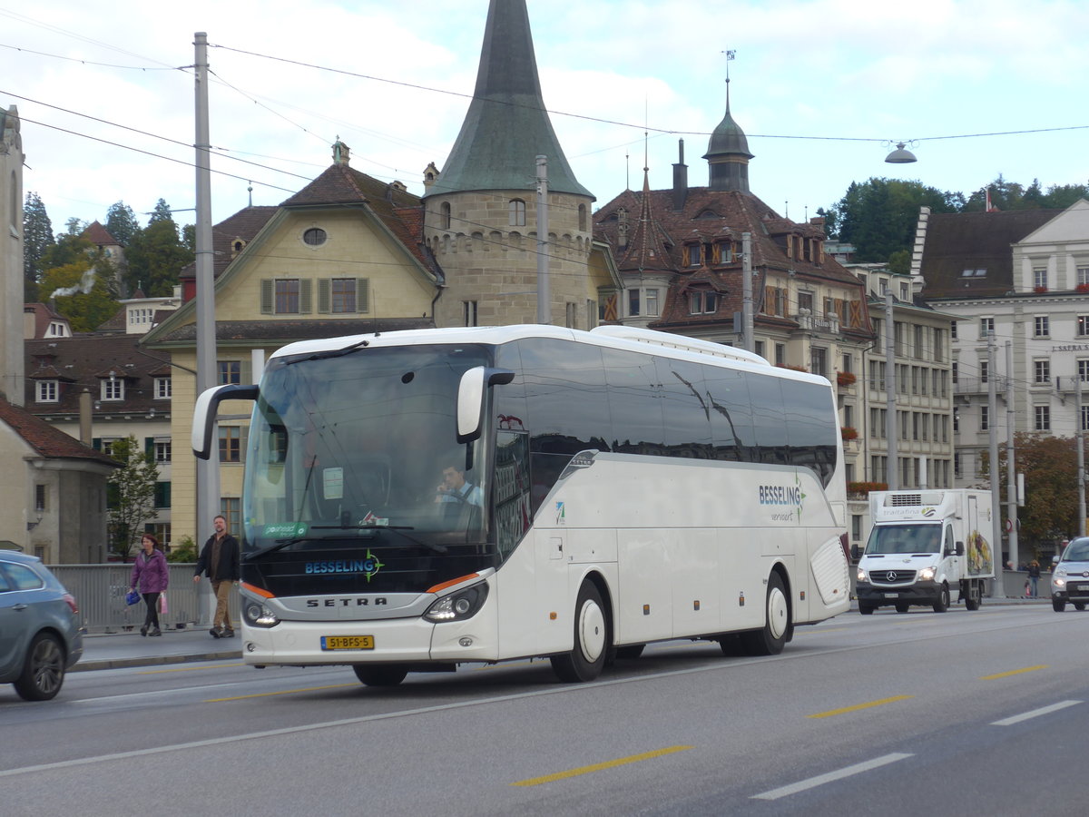 (185'113) - Aus Holand: Besseling, Amersfoort - Nr. 22/51-BFS-5 - Setra am 18. September 2017 in Luzern, Bahnhofbrcke