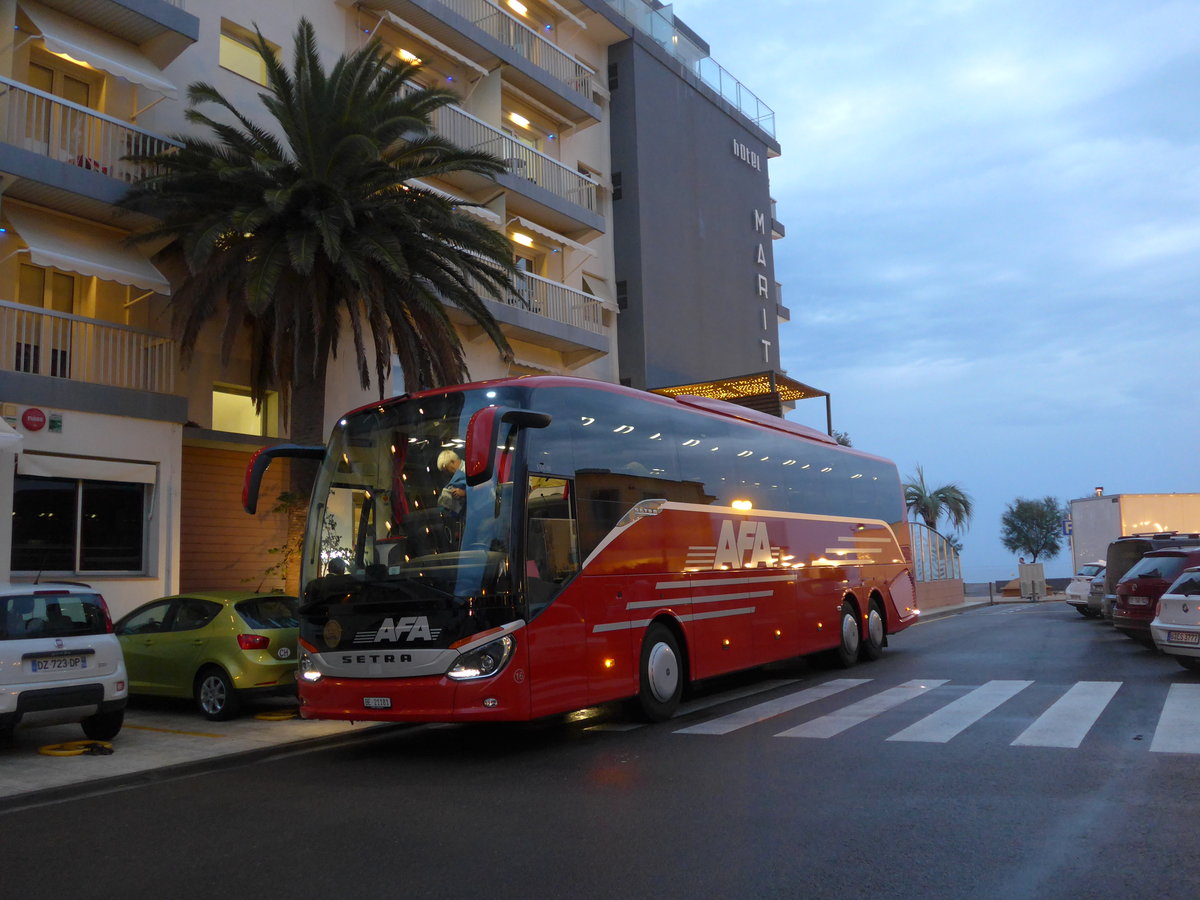 (185'208) - Aus der Schweiz: AFA Adelboden - Nr. 16/BE 21'181 - Setra am 25. September 2017 in Roses, Hotel Maritim