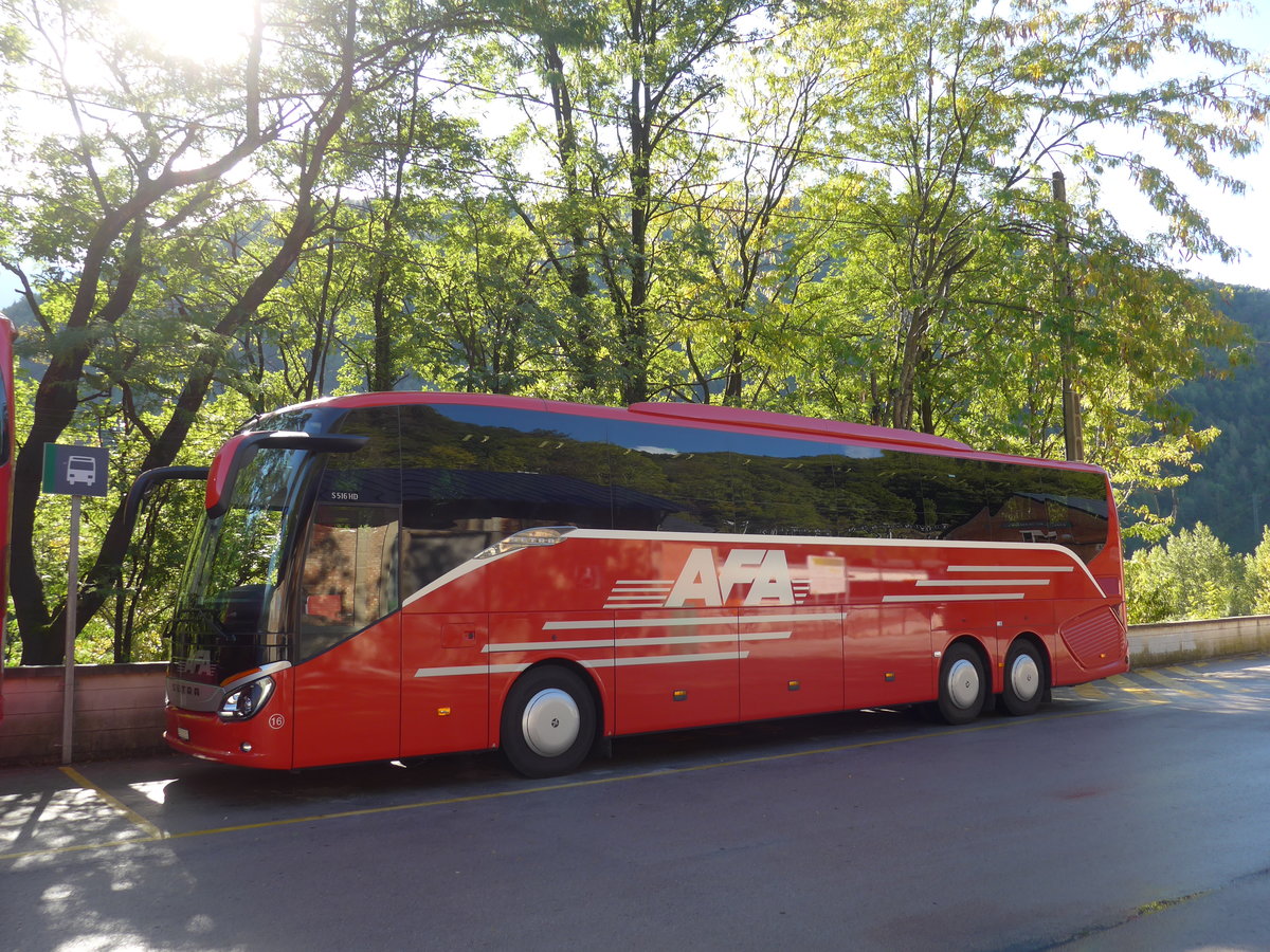 (185'225) - Aus der Schweiz: AFA Adelboden - Nr. 16/BE 21'181 - Setra am 26. September 2017 beim Bahnhof Ribes de Freser