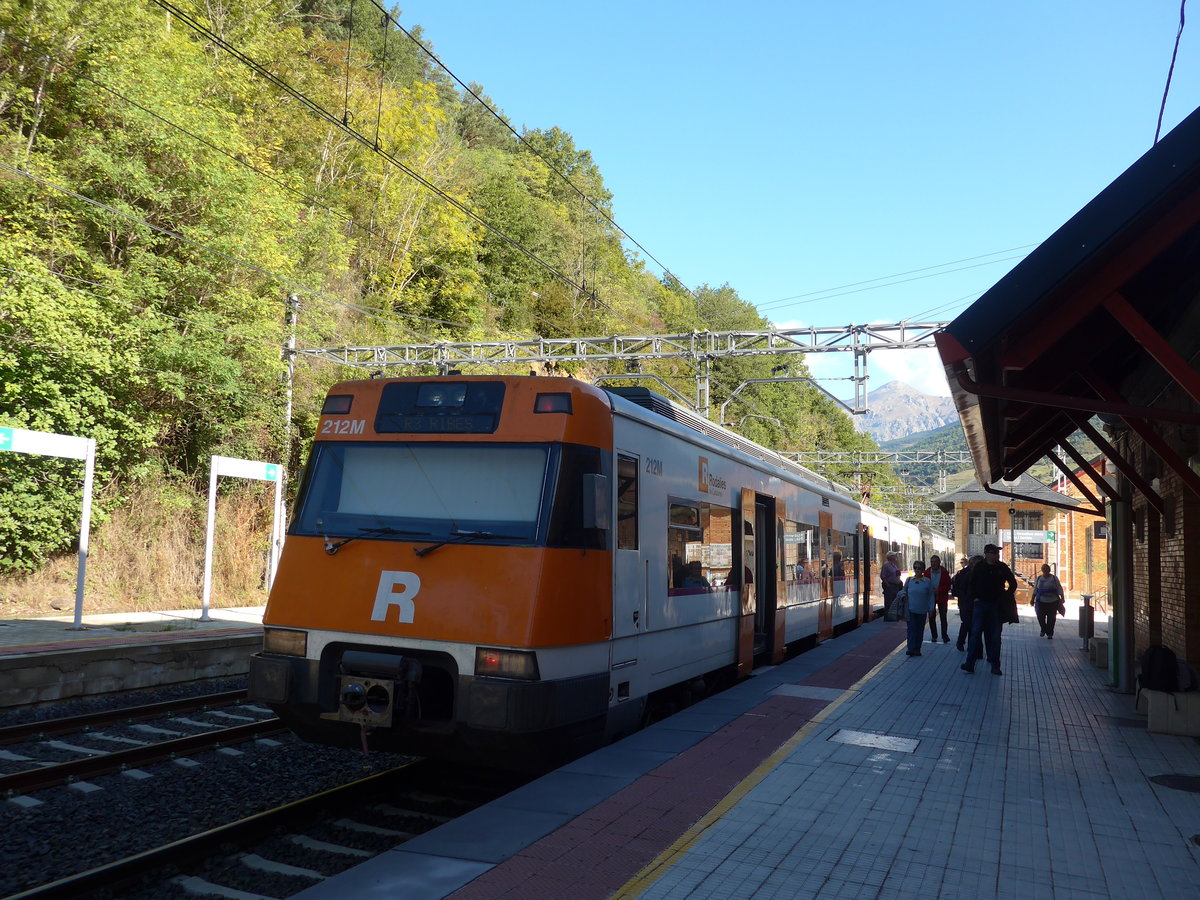(185'230) - Rodalies-Pendelzug - Nr. 212M - am 26. September 2017 im Bahnhof von Ribes de Freser