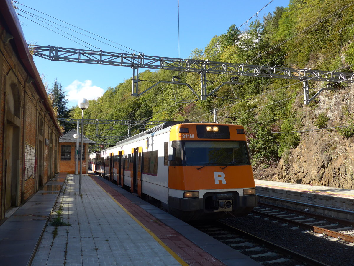 (185'231) - Rodalies-Pendelzug - Nr. 211M - am 26. September 2017 im Bahnhof von Ribes de Freser