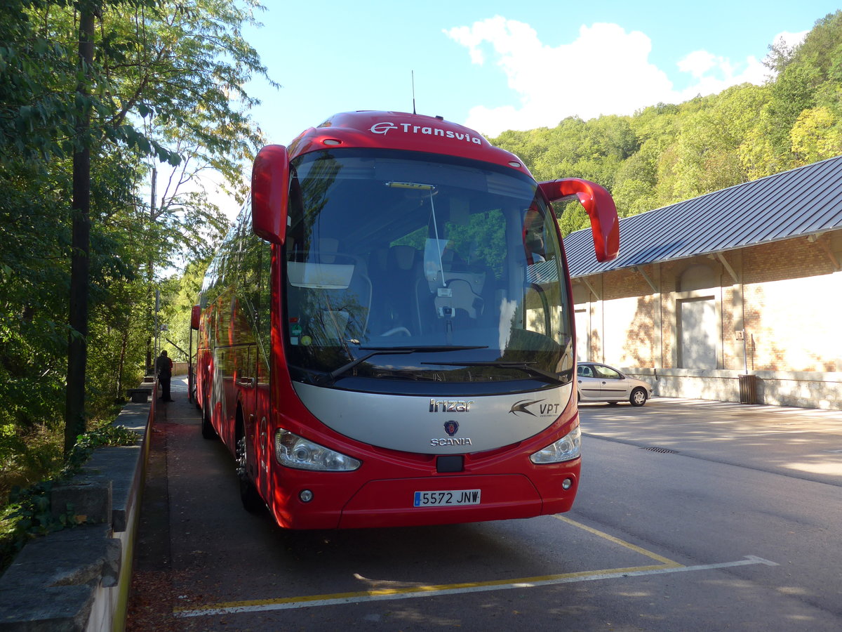 (185'233) - Transvia, Valencia - 5572 JNW - Scania/Irizar am 26. September 2017 beim Bahnhof Ribes de Freser