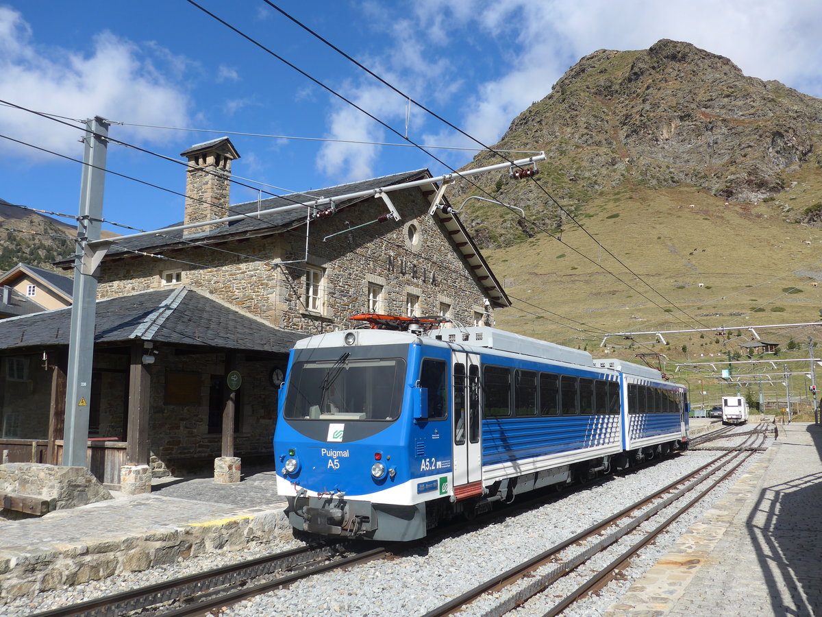 (185'239) - FGC-Pendelzug - Nr. A5.2 - am 26. September 2017 im Bahnhof Nria