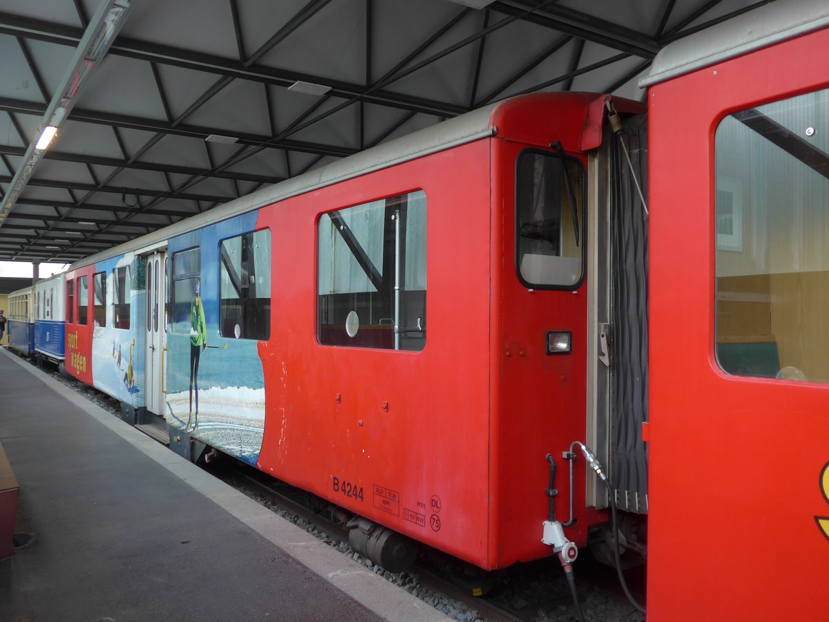 (185'270) - Ehemaliger FO/BVZ-Personenwagen - Nr. B 4244 - am 26. September 2017 im Bahnhof Ribes de Freser