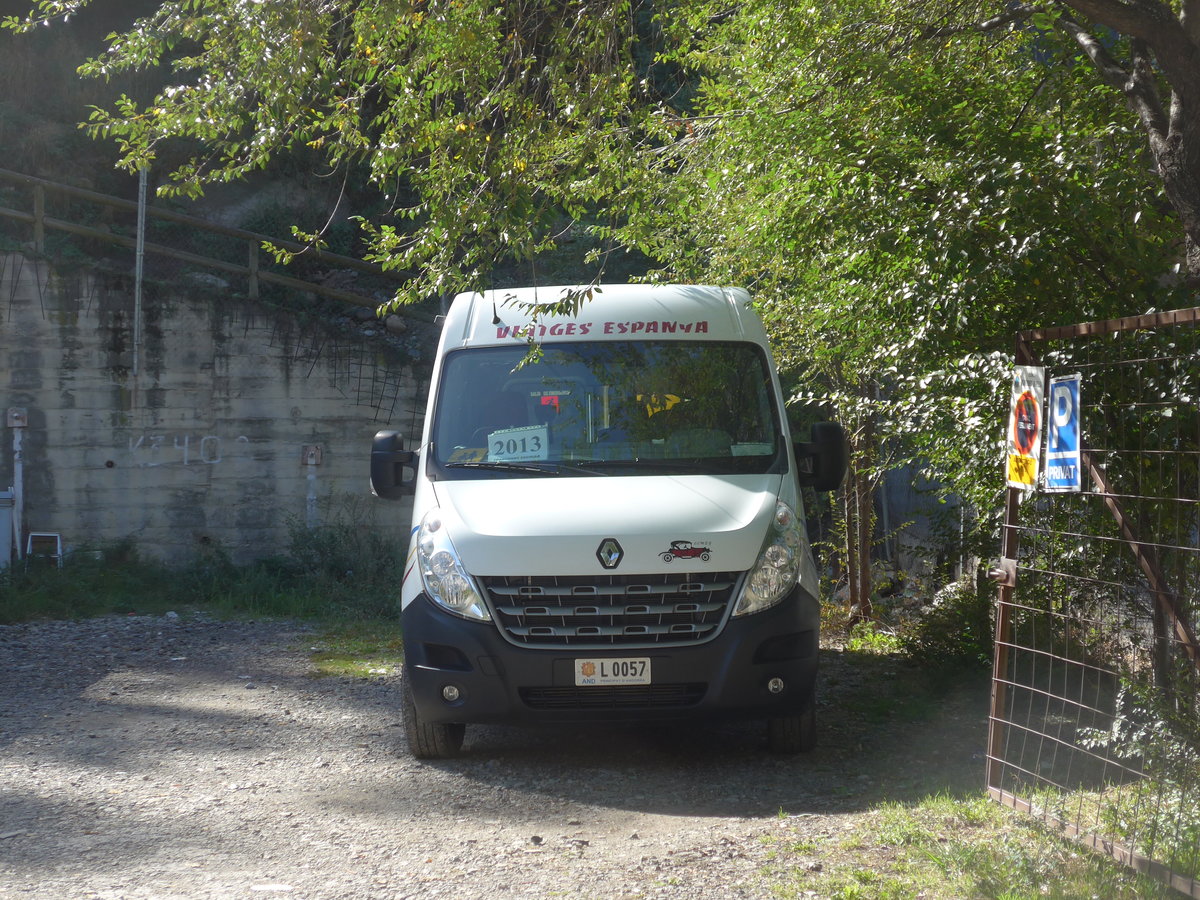 (185'481) - Viatges Espanya, Sant Juli de Lria - L0057 - Renault am 28. September 2017 in Andorra la Vella, Parkplatz