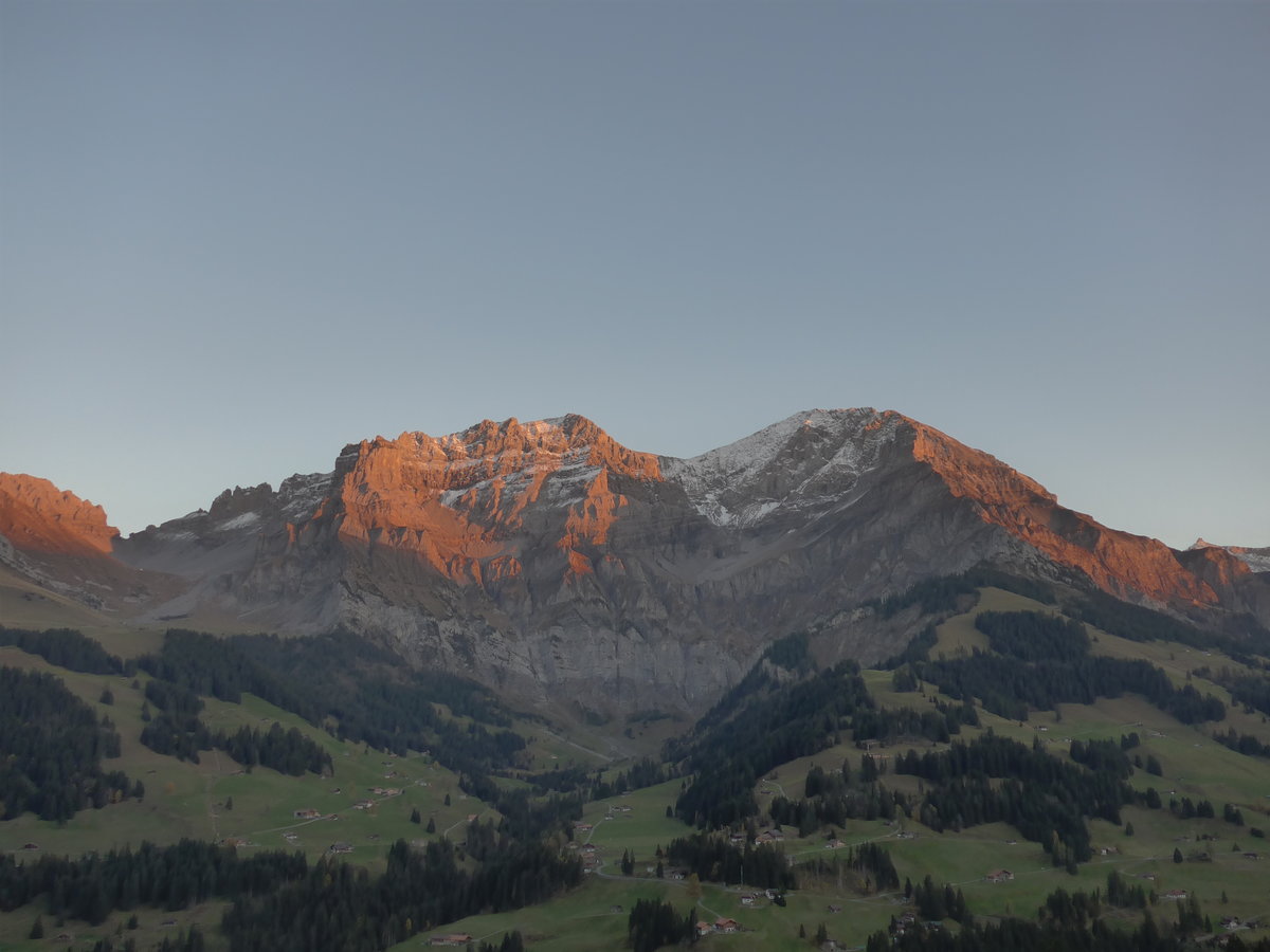 (185'863) - Abendrot am Lohnermassiv am 15. Oktober 2017 bei Adelboden