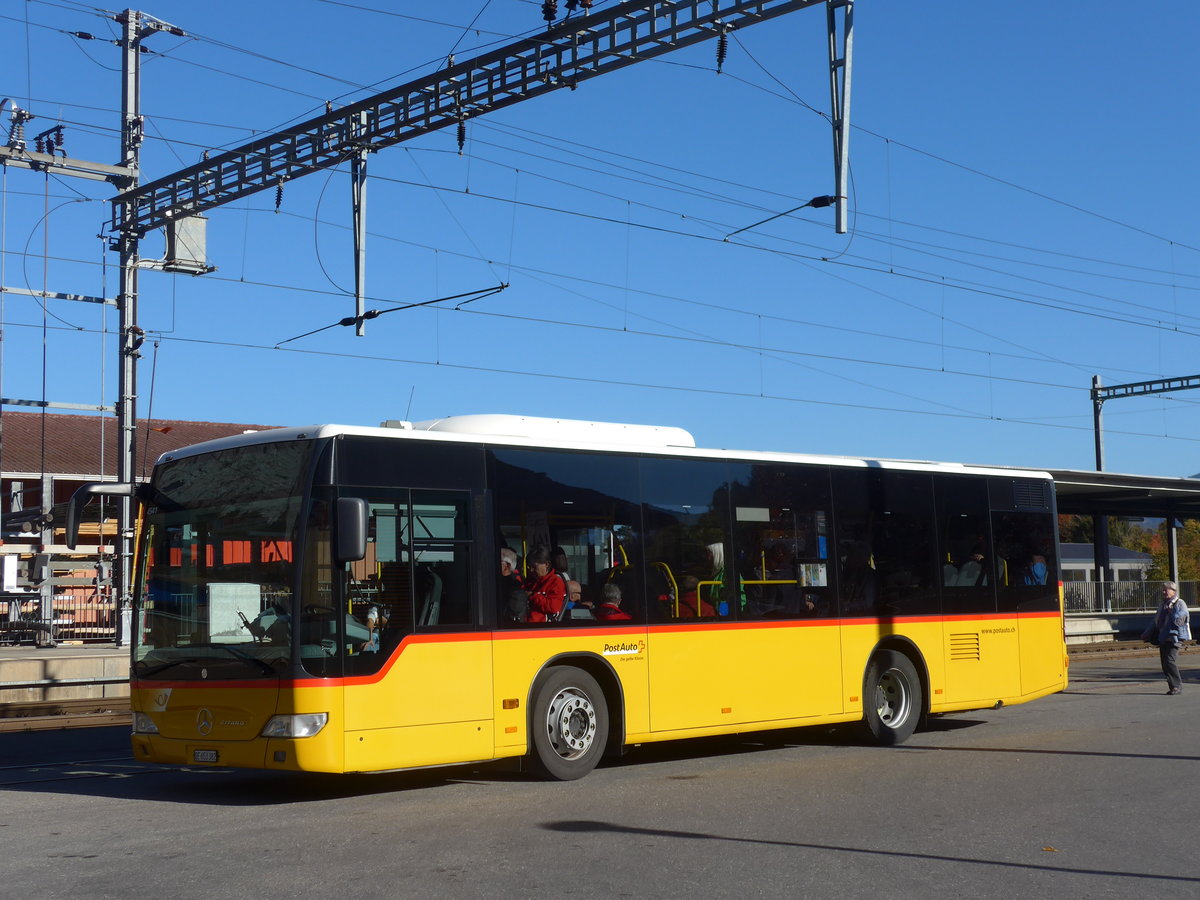 (185'868) - PostAuto Bern - BE 653'382 - Mercedes am 16. Oktober 2017 beim Bahnhof Wimmis