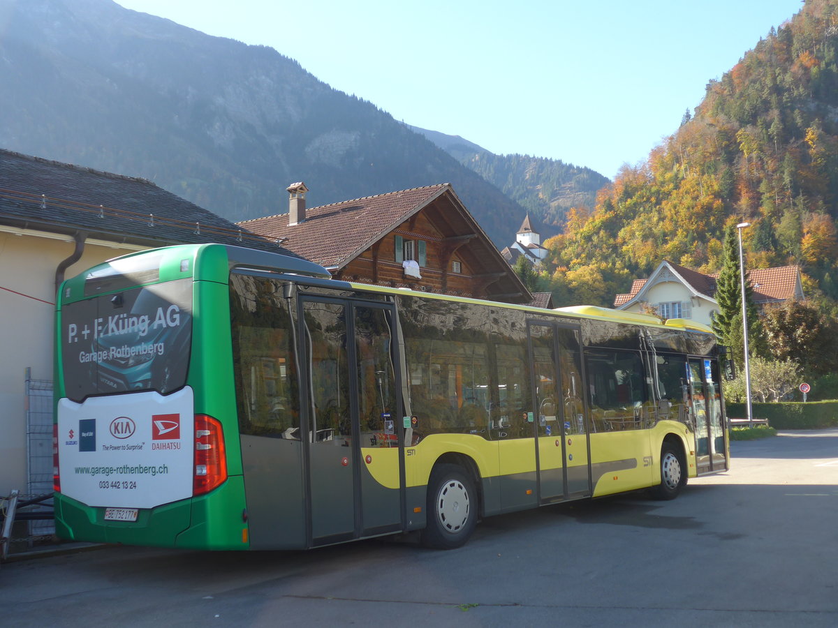 (185'874) - STI Thun - Nr. 177/BE 752'177 - Mercedes am 16. Oktober 2017 beim Bahnhof Wimmis