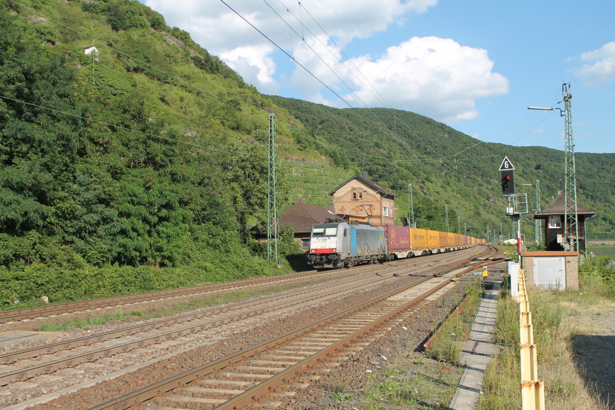 186 101 erreicht Kaub mit einem Containerzug. 16.07.14