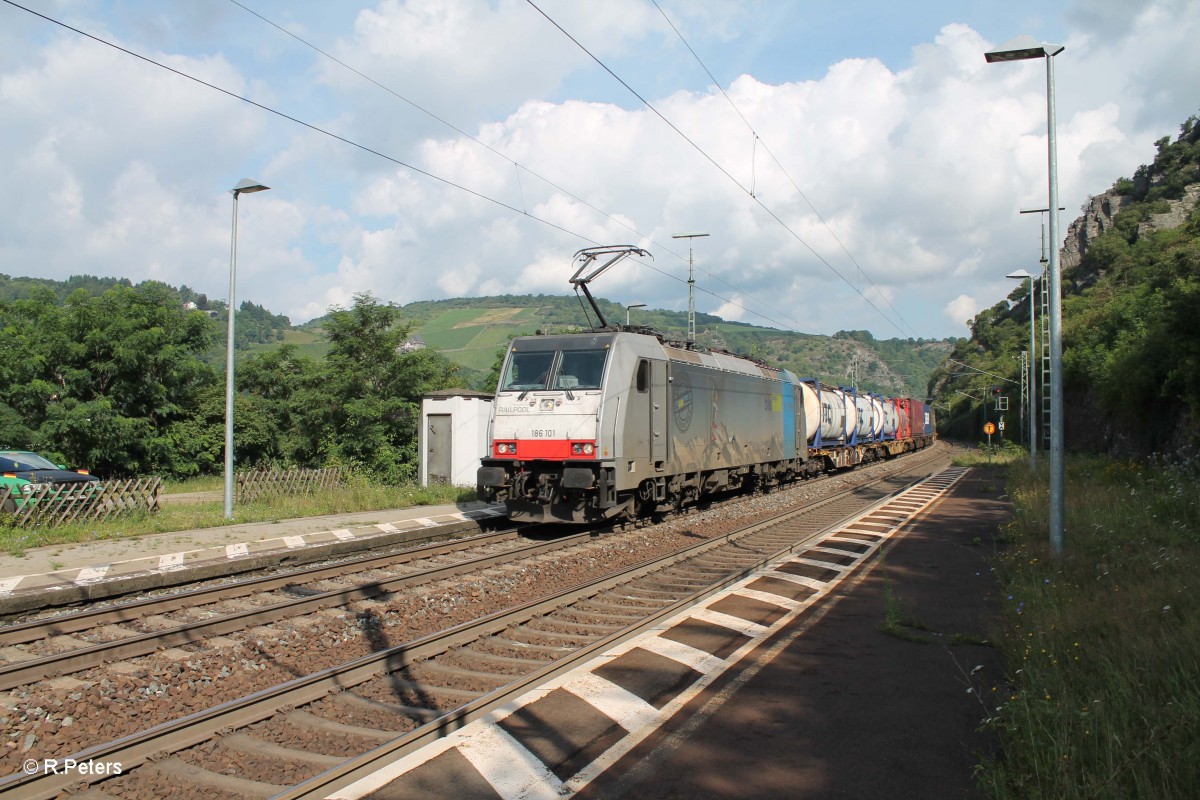 186 101 zieht ein Wechselpritschenzug durch Lorchhausen. 15.07.14