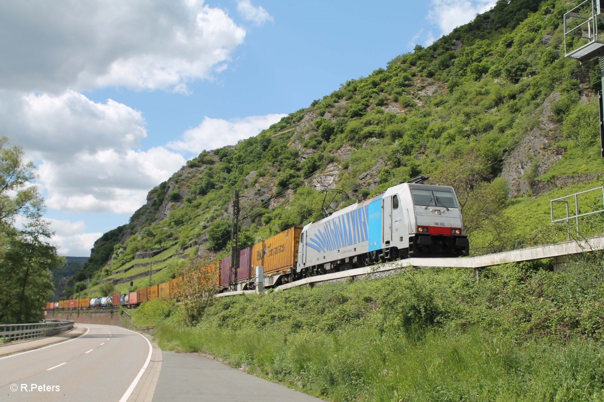 186 102 mit einem Containerzug kurz vor Wellmich. 07.05.14