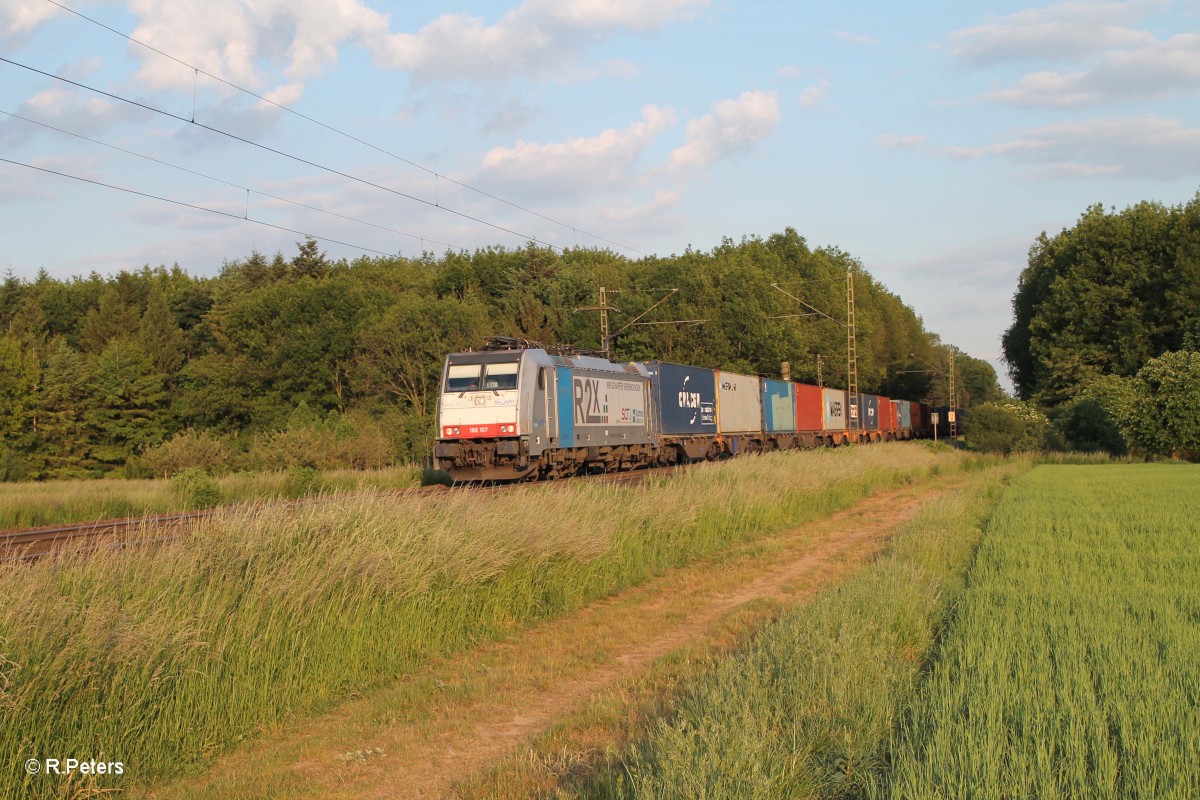 186 107 mit einem Containerzug bei der Stromkreistrennstelle Bischofsheim. 20.05.15