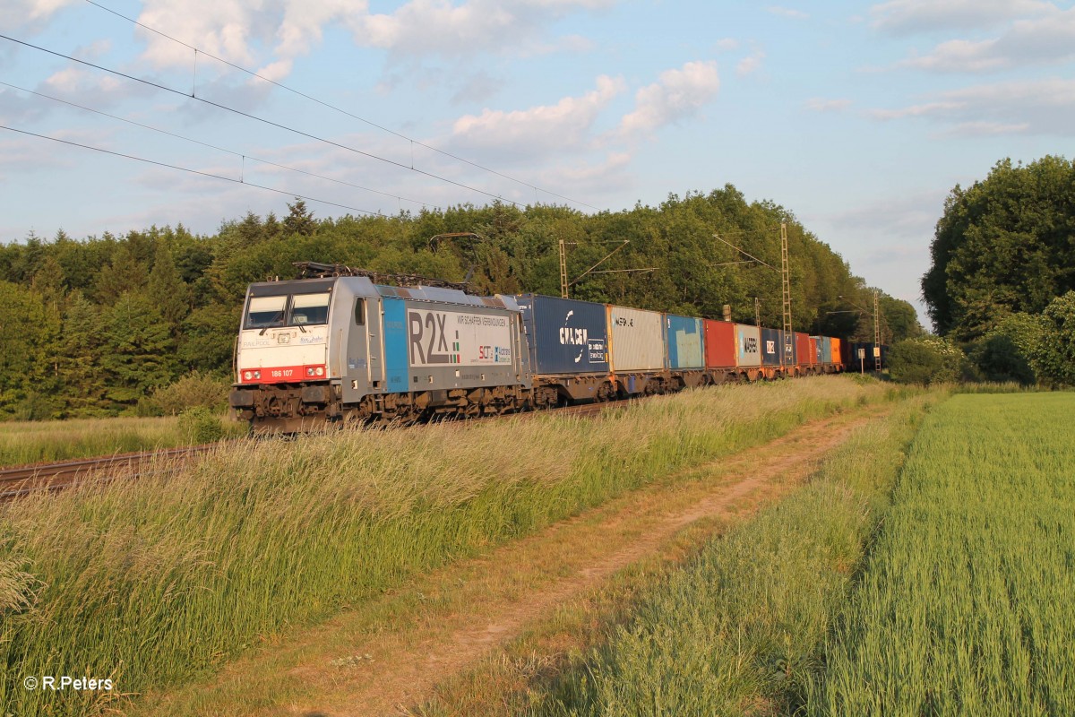 186 107 mit einem Containerzug bei der Stromkreistrennstelle Bischofsheim. 20.05.15