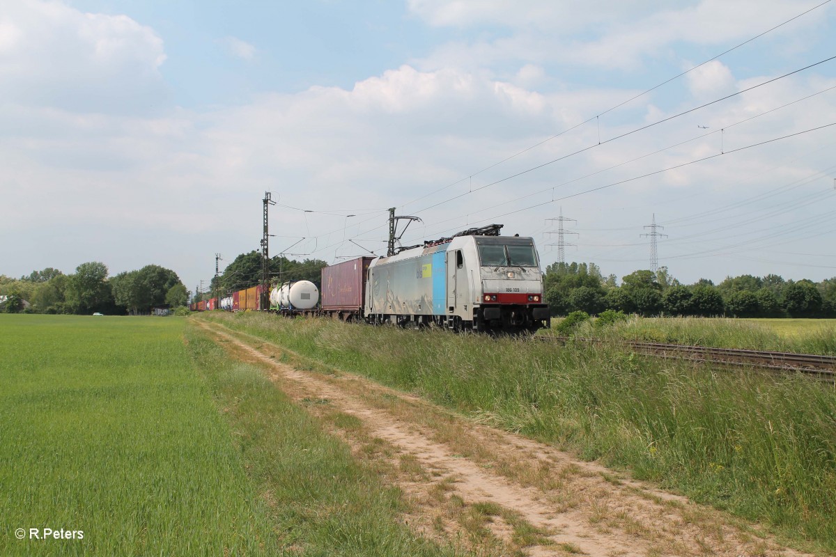 186 109 zieht bei der Stromkreistrennstelle einen Containerzug in Richtung Darmstadt. 22.05.15