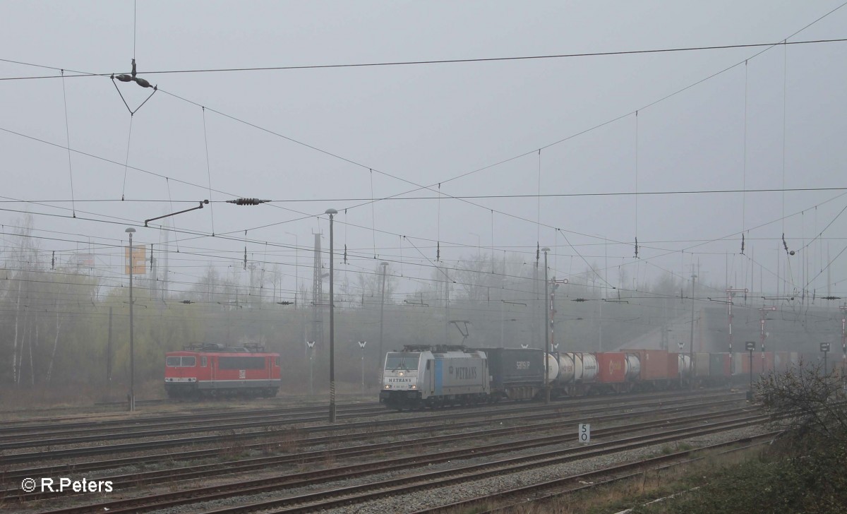 186 187-1 mit einem Containerzug in Leipzig Schönefeld. 29.03.14