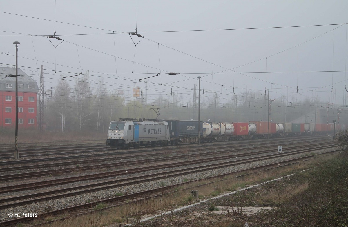 186 187-1 mit einem Containerzug in Leipzig Schönefeld. 29.03.14