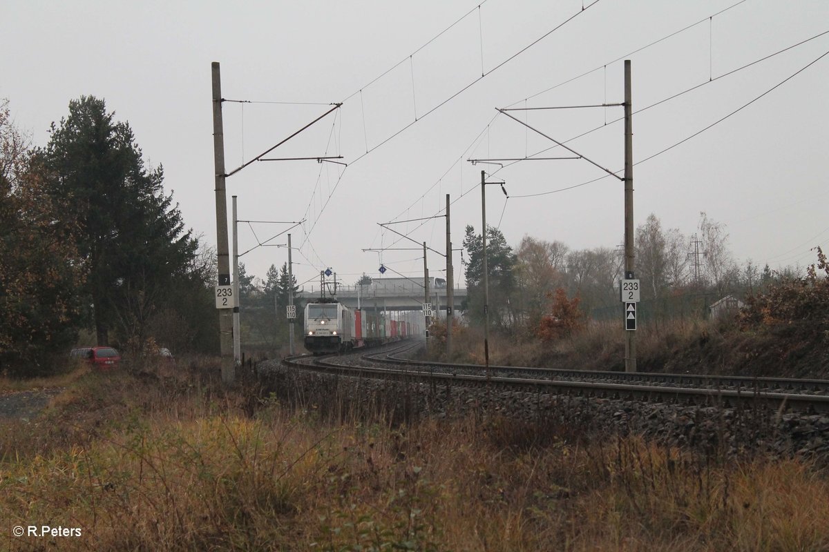 186 289-5 zieht einen Elbtal-Umleiter aus Cheb in Richtung Prag bei Tršnice. 11.11.16