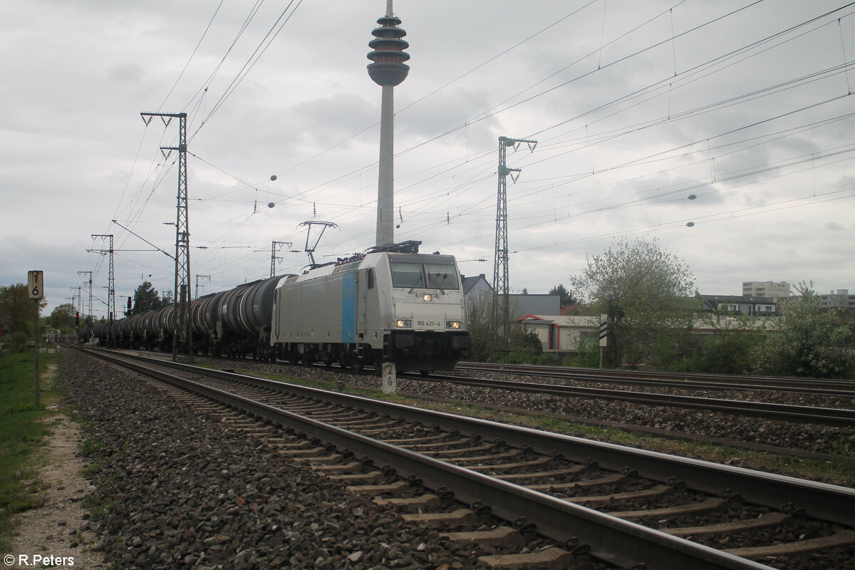 186 421-1 zieht mit einem Kesselzug durch Nürnberg Hohe Marter. 09.04.24