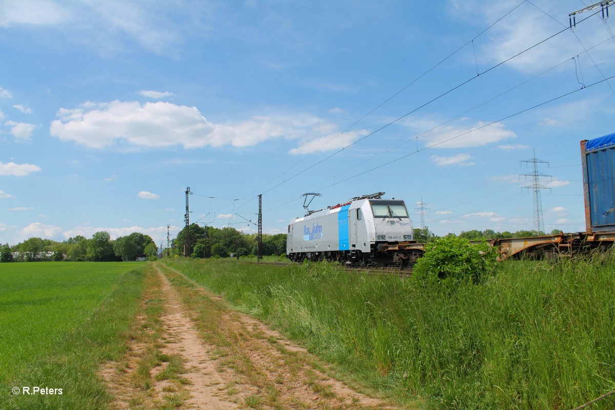 186 422-2 mit einem Containerzug bei der Netztrennstelle bei Bischofsheim. 15.05.15