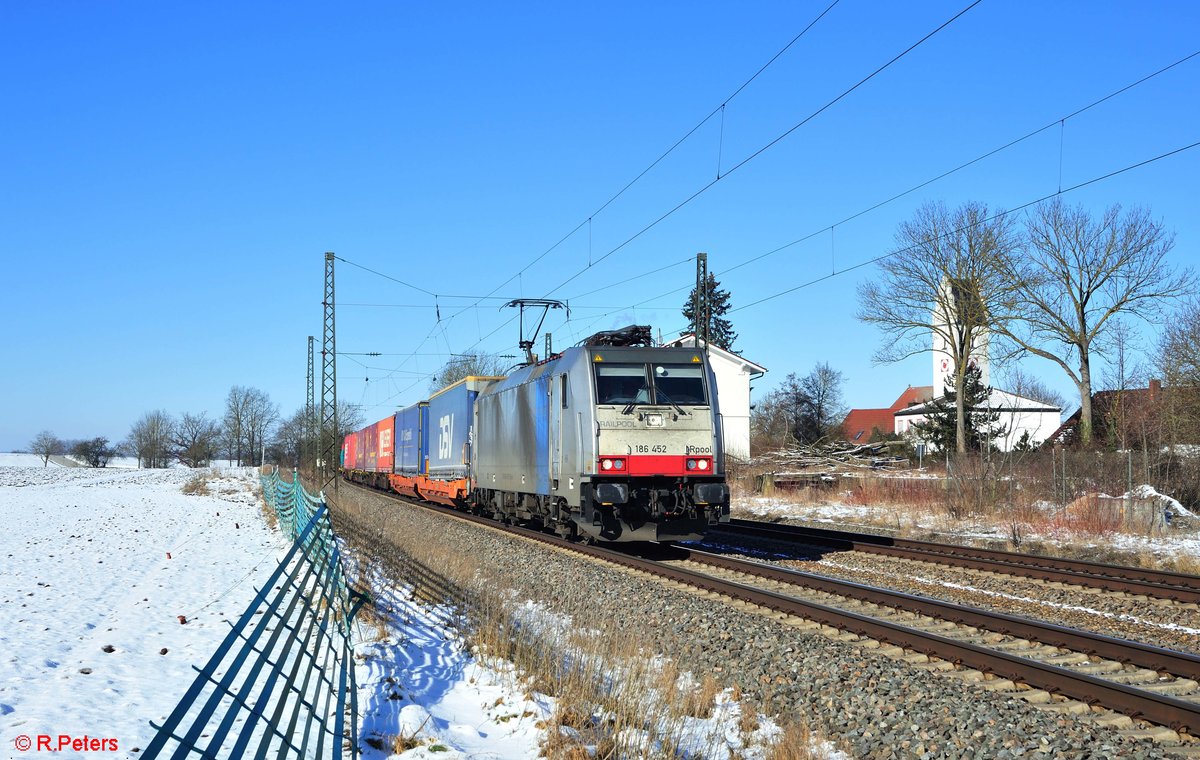 186 452-9 zieht ein KLV ZUg bei Moosham in Richtung Passau. 13.02.21