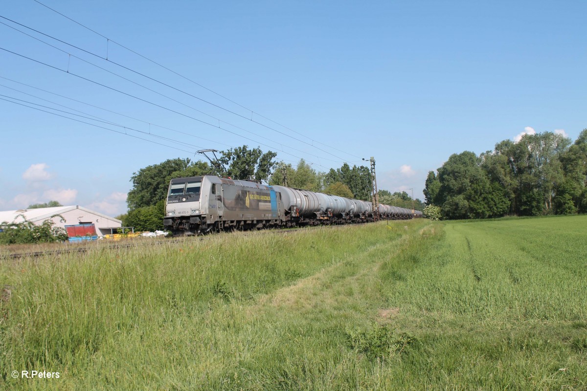 186 672-3 zieht einen Kesselzug zwischen  Nauheim und Groß-Gerau. 21.05.15