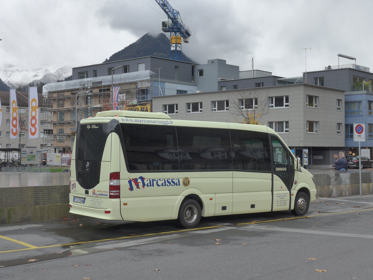 (186'111) - Aus Italien: Marcassa, Venezia - EY-275 AW - Mercedes am 22. Oktober 2017 beim Bahnhof Interlaken Ost