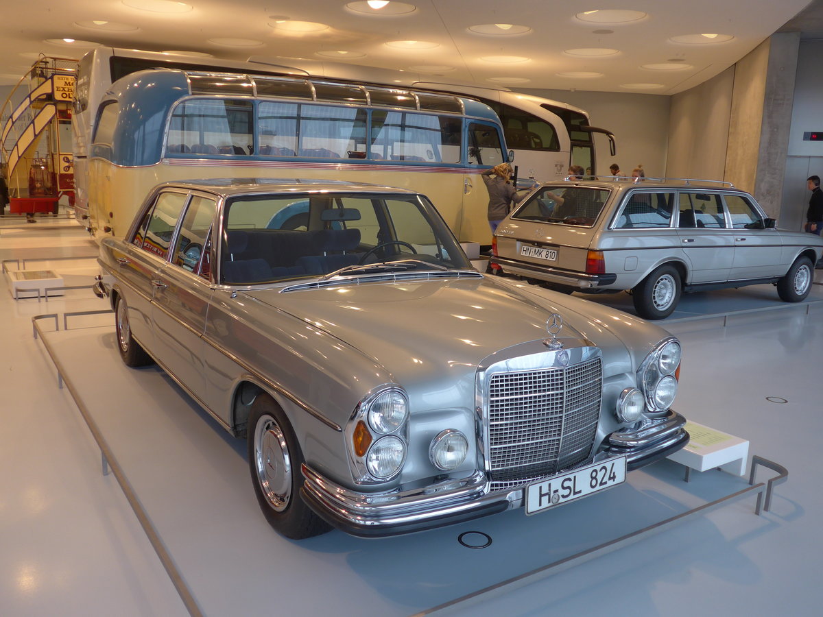 (186'358) - Mercedes-Benz 300 SL 6.3 von 1972 - H-SEL 824 - am 12. November 2017 in Stuttgart, Mercedes-Benz Museum