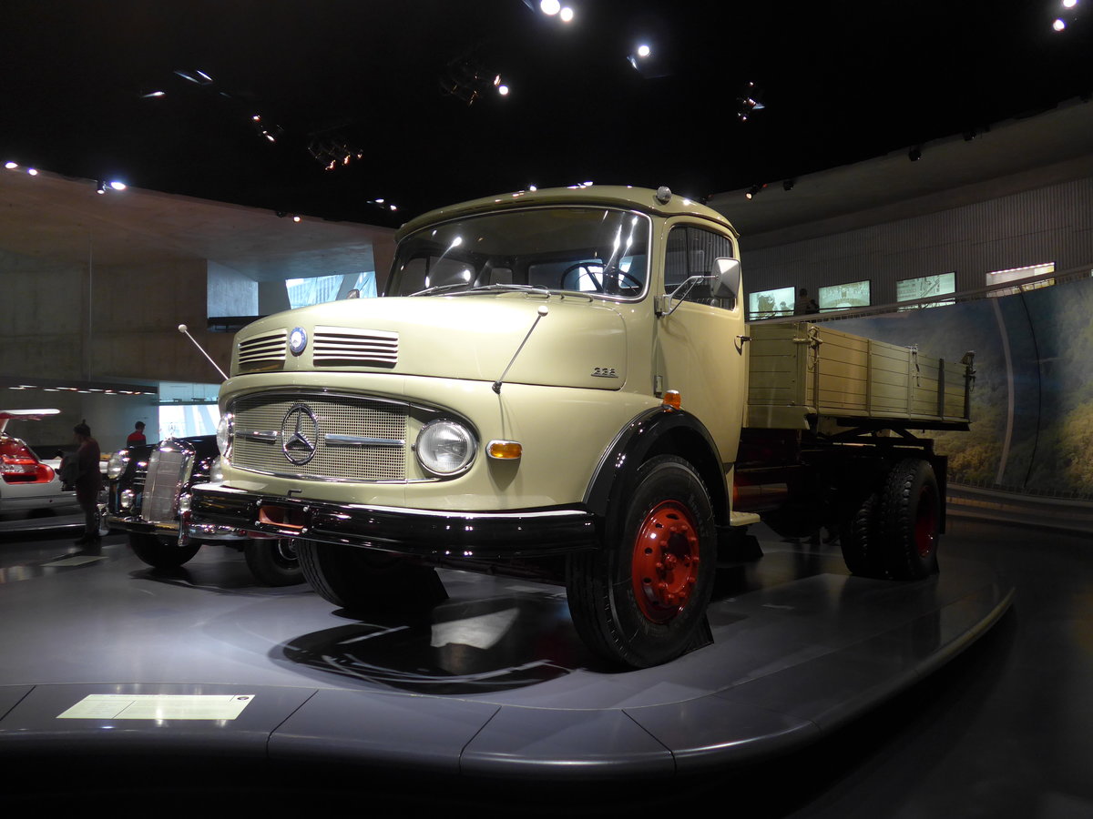 (186'399) - Mercedes-Benz LK 338 Kipper von 1960 am 12. November 2017 in Stuttgart, Mercedes-Benz Museum