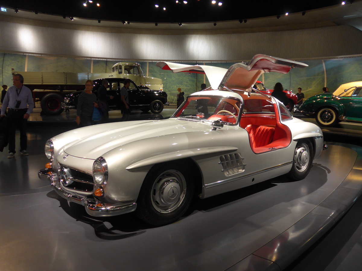 (186'405) - Mercedes-Benz 300 SL Coup von 1955 am 12. Dezember 2017 in Stuttgart, Mercedes-Benz Museum