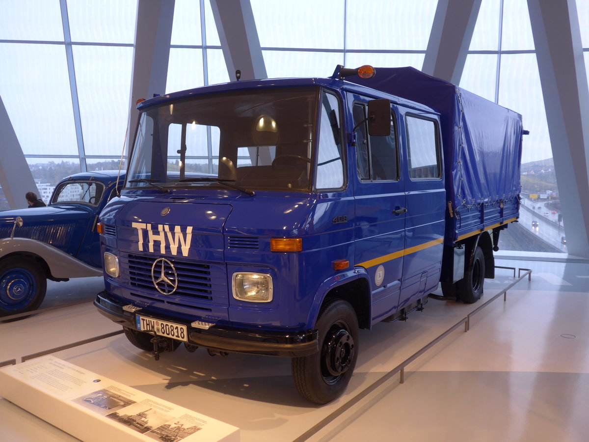 (186'418) - Mercedes-Benz L 409 Pritschenwagen mit Doppelkabine von 1979; THW - THW-80'818 - am 12. November 2017 in Stuttgart, Mercedes-Benz Museum