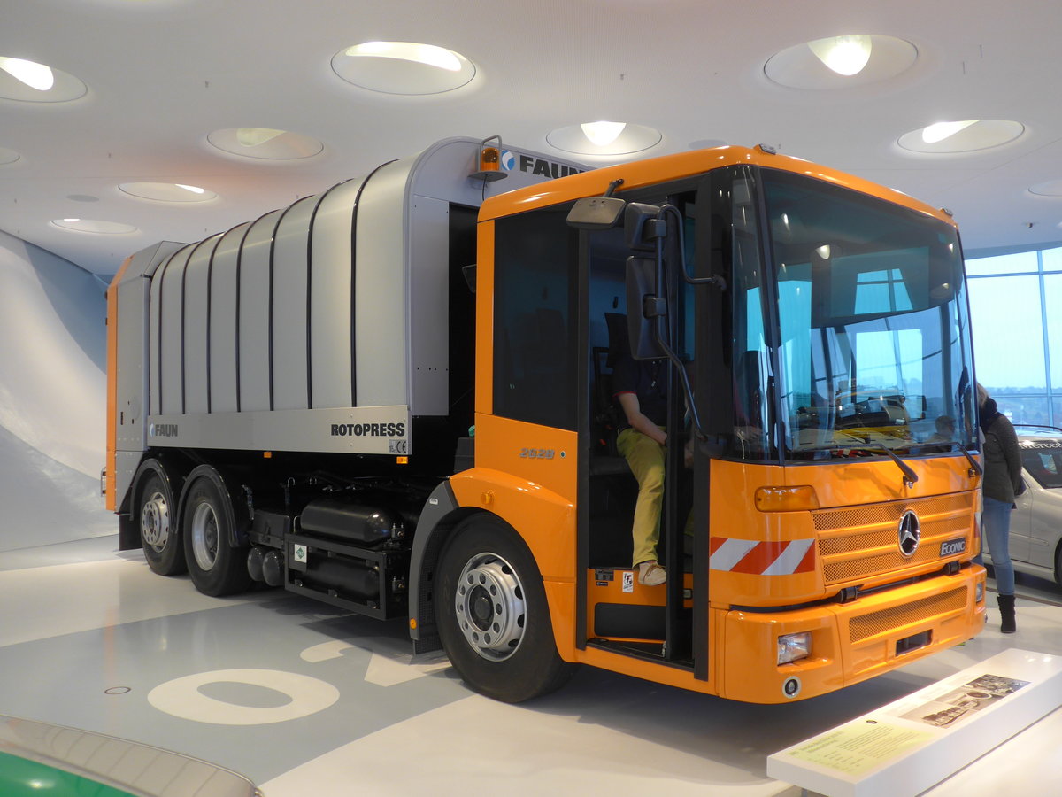 (186'423) - Mercedes-Benz Econic 2628 NGT Mllsammelfahrzeug von 2005 am 12. November 2017 in Stuttgart, Mercedes-Benz Museum