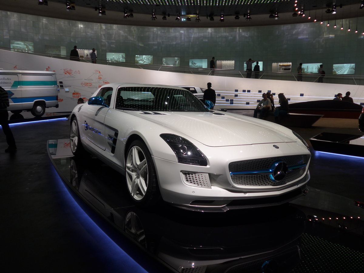 (186'461) - Mercedes-Benz SLS AMG Coup Electric Drive von 2012 am 12. November 2017 in Stuttgart, Mercedes-Benz Museum