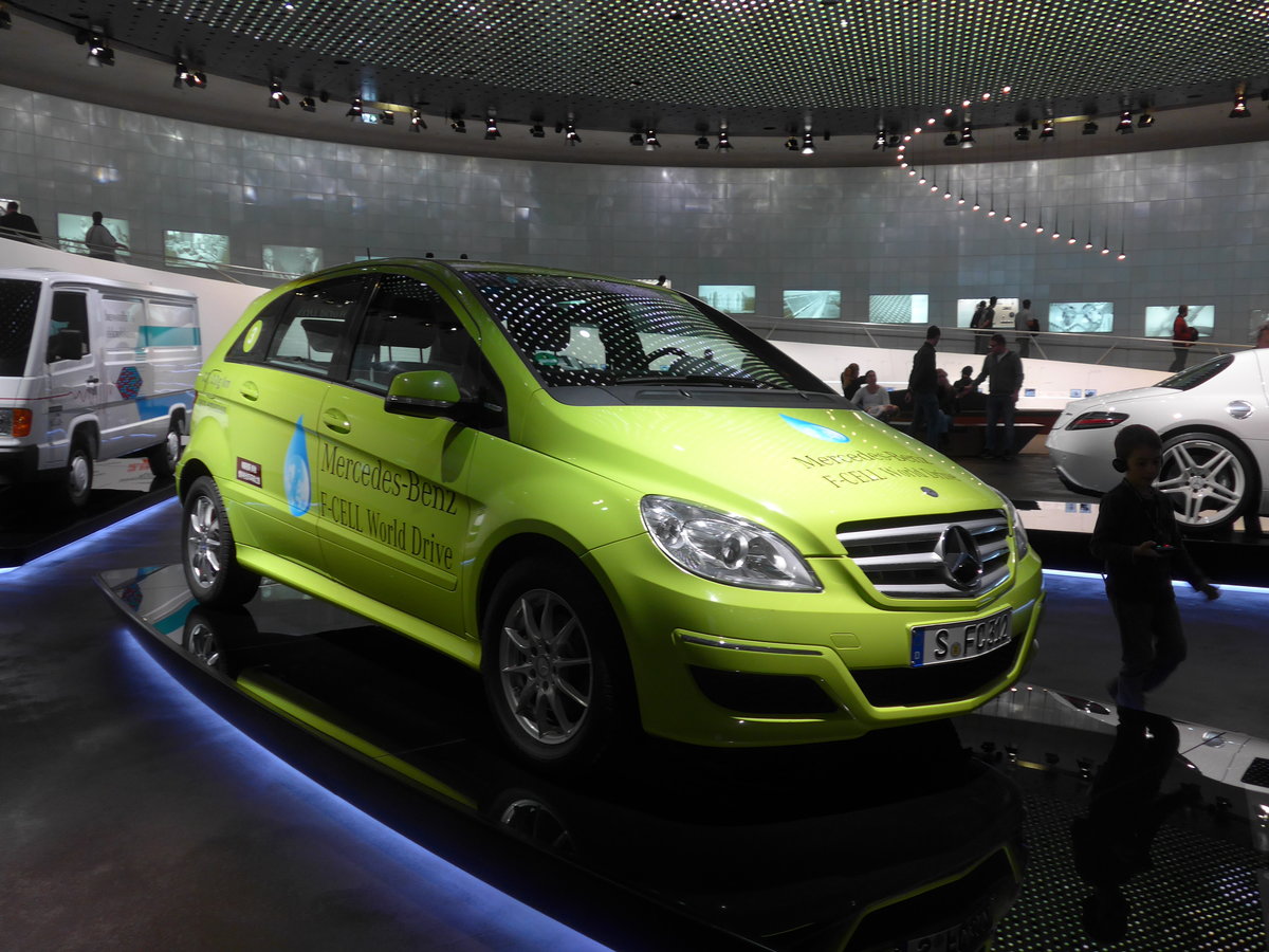 (186'462) - Mercedes-Benz B-Klasse F-CELL von 2010 - S-FC 312 - am 12. November 2017 in Stuttgart, Mercedes-Benz Museum