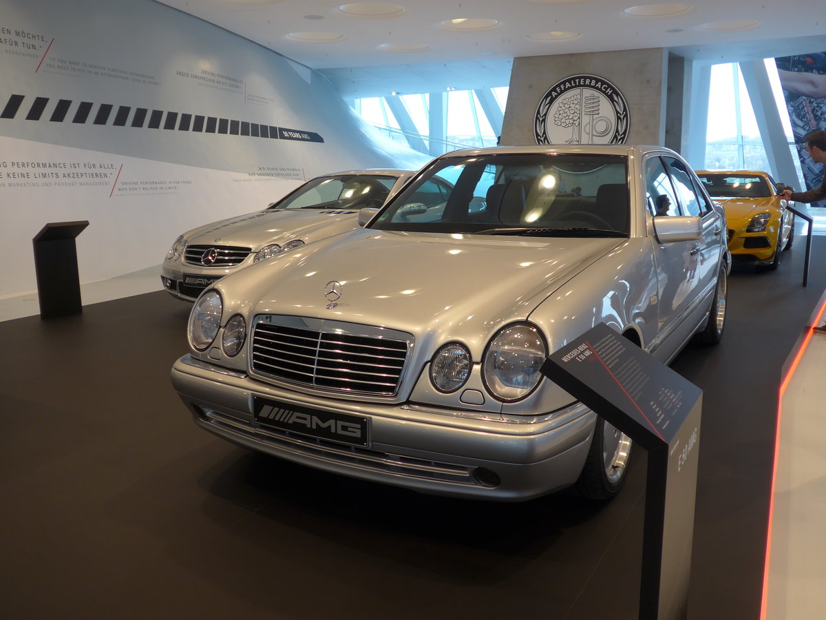 (186'472) - Mercedes-Benz E 50 AMG von 1995 am 12. November 2017 in Stuttgart, Mercedes-Benz Museum