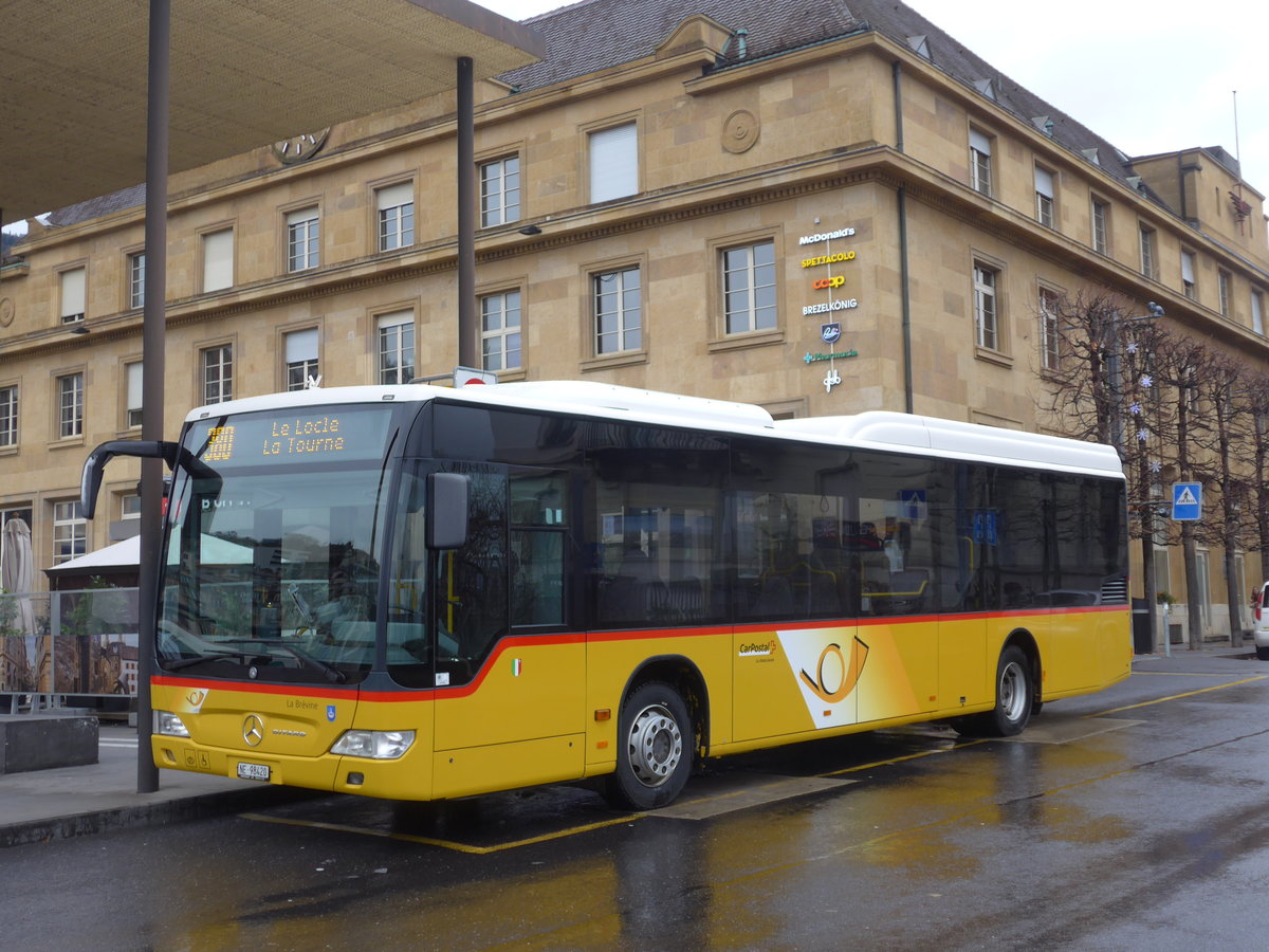 (186'682) - CarPostal Ouest - NE 98'420 - Mercedes am 25. November 2017 beim Bahnhof Neuchtel