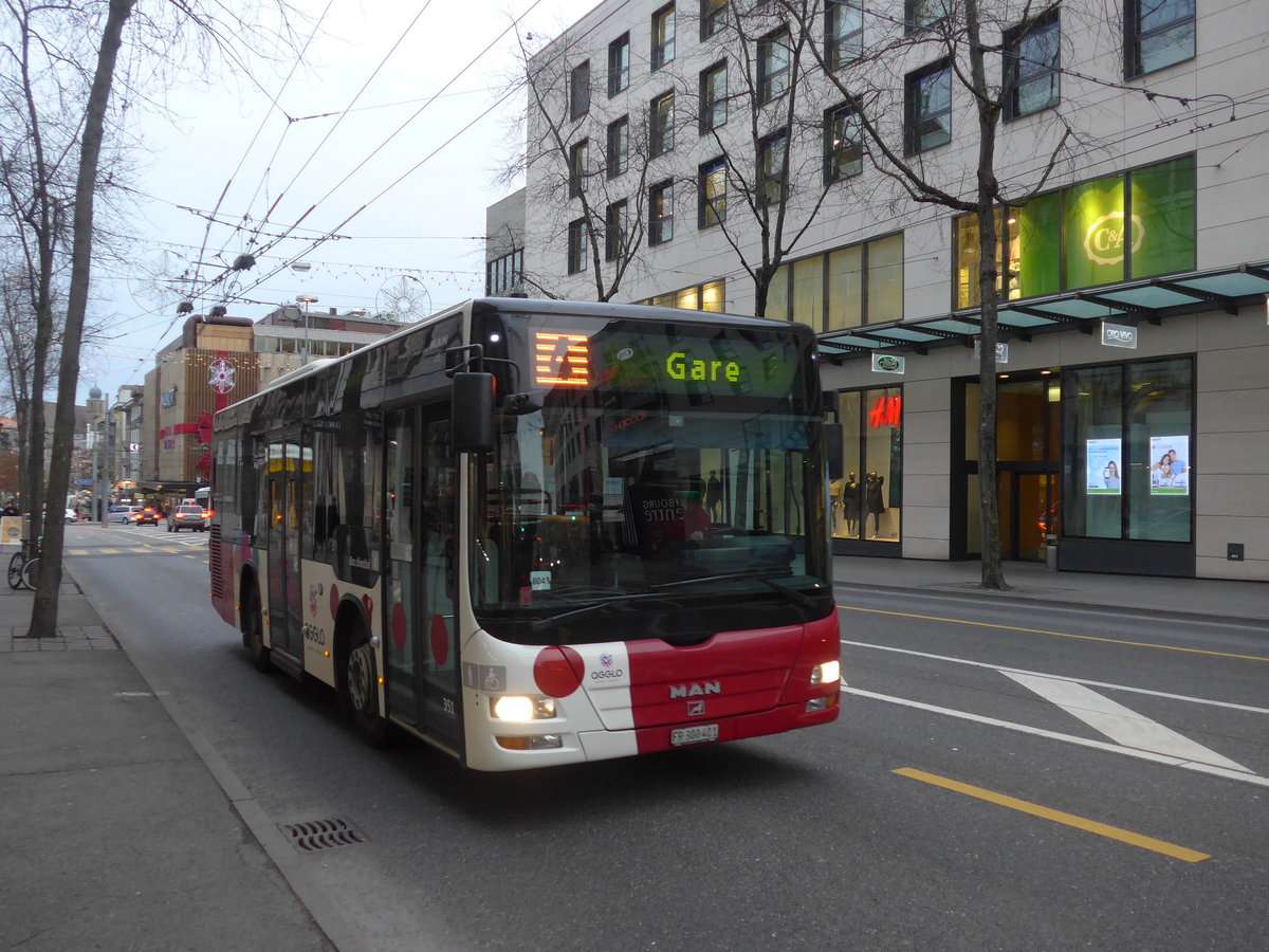 (186'724) - TPF Fribourg - Nr. 351/FR 300'401 - MAN/Gppel am 27. November 2017 beim Bahnhof Fribourg