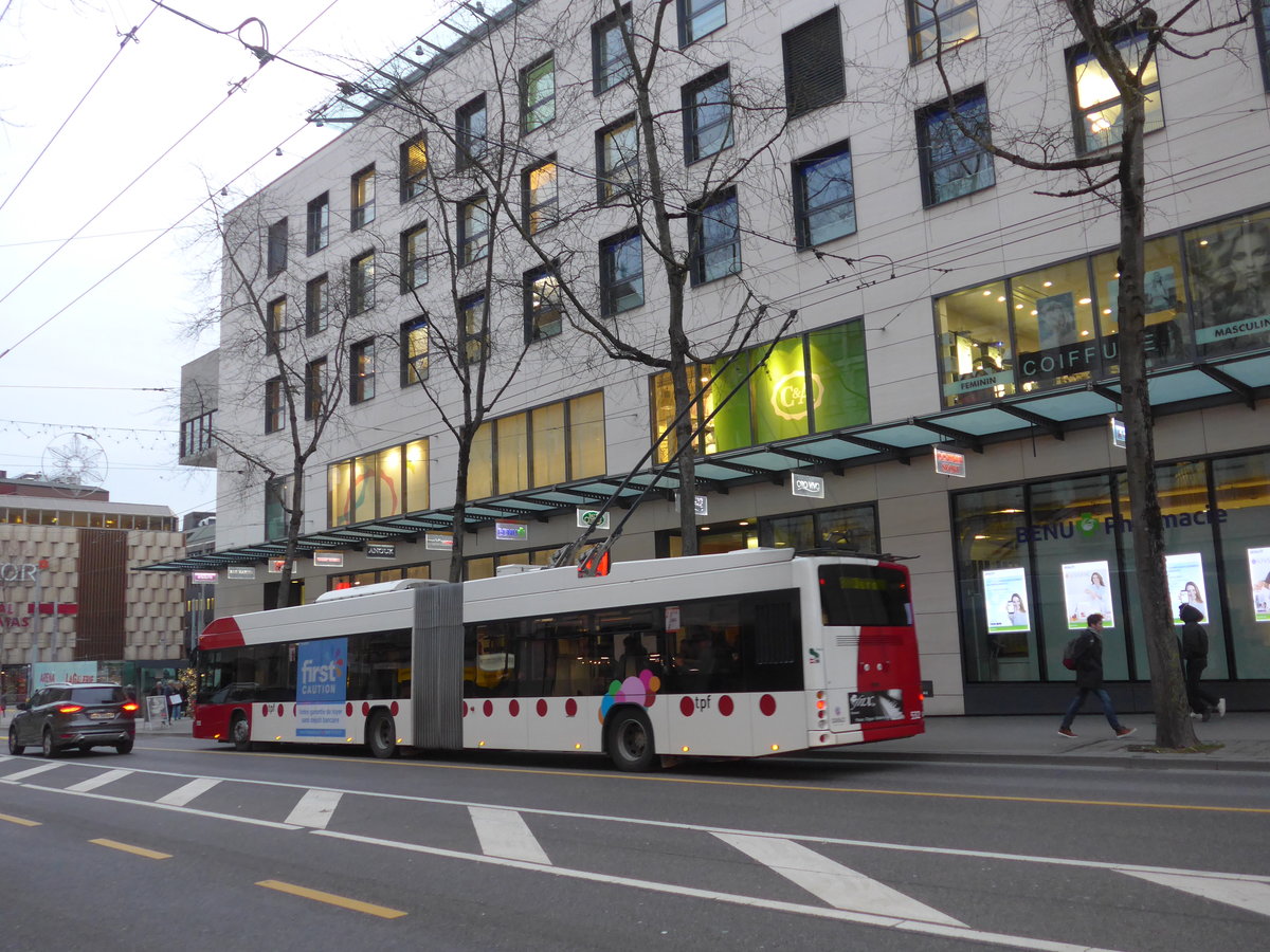 (186'731) - TPF Fribourg - Nr. 532 - Hess/Hess Gelenktrolleybus am 27. November 2017 beim Bahnhof Fribourg