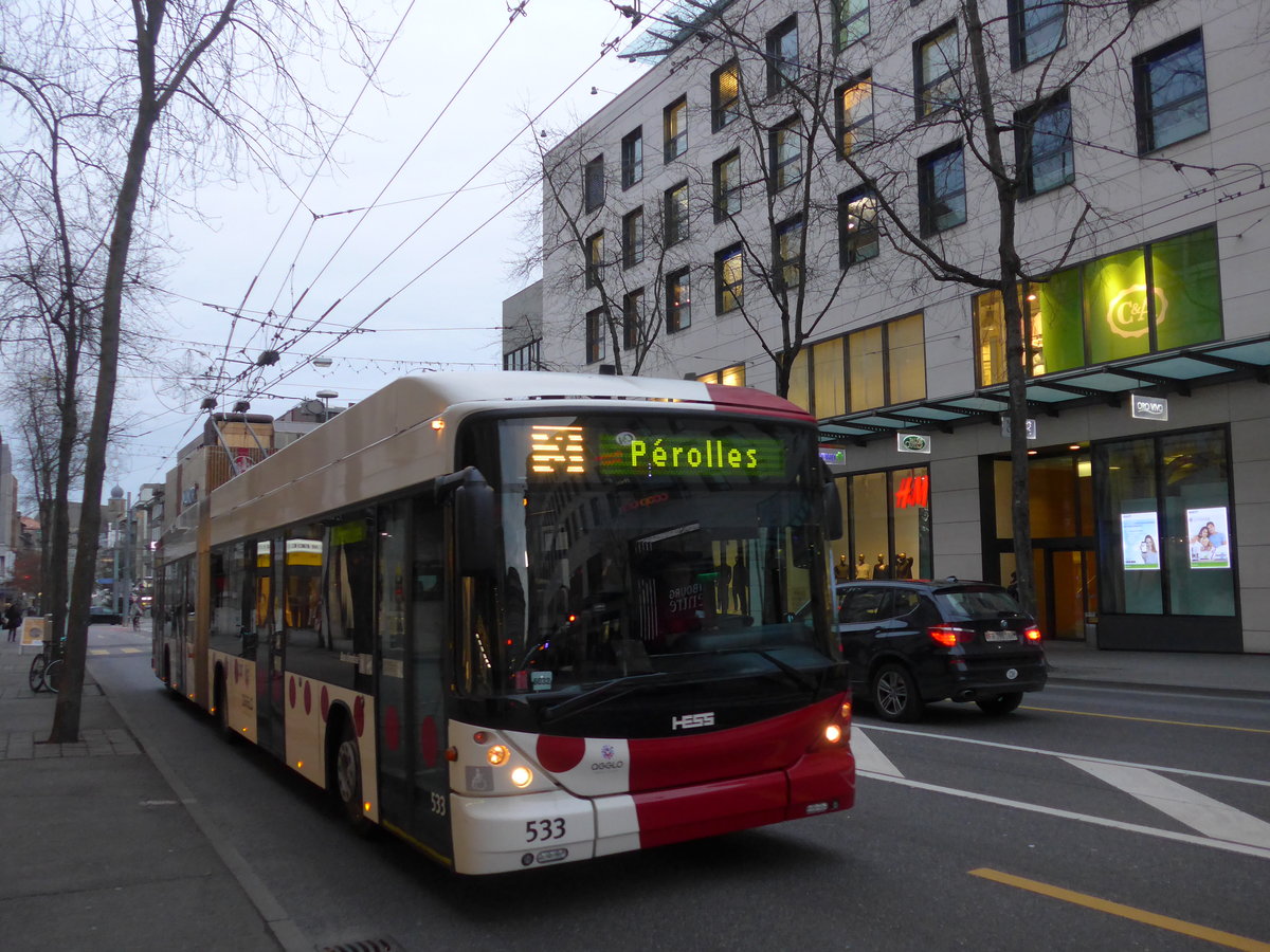 (186'733) - TPF Fribourg - Nr. 533 - Hess/Hess Gelenktrolleybus am 27. November 2017 beim Bahnhof Fribourg